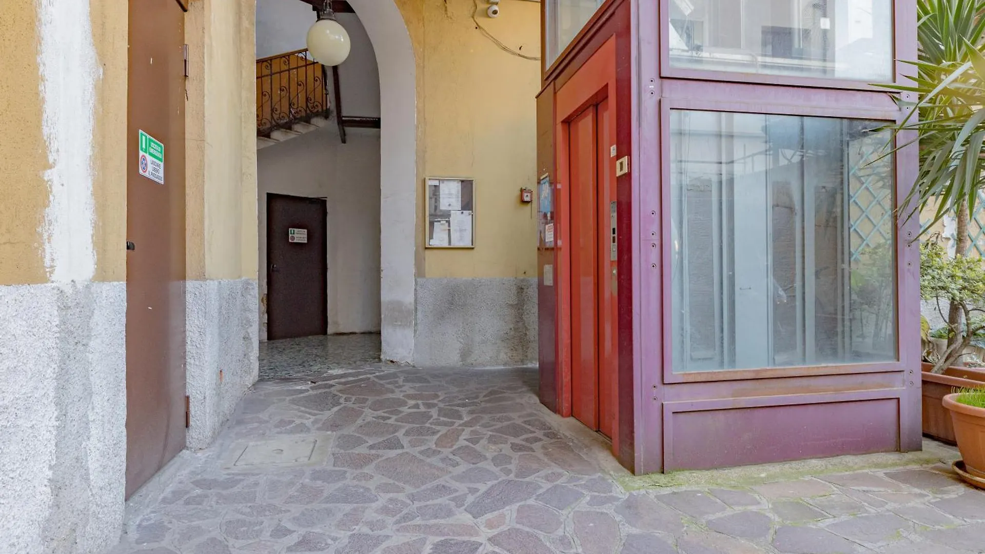 Milanogorla-Metro 50Mt-Duomo A 15 Minuti Apartment 0*, Milan Italy